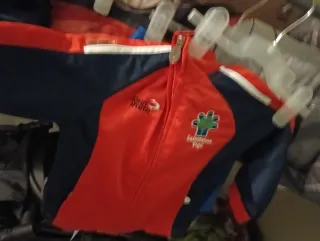 Sudadera infantil roja con cremallera