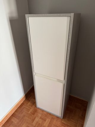 Mueble de almacenaje gris y blanco