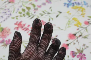 Un par de Guantes de rejilla negros o blancos