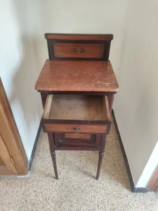Mesita de noche antigua mármol y madera