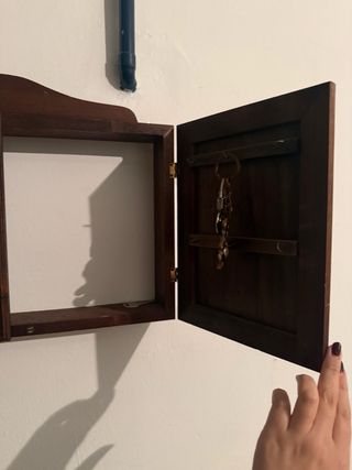 Colgador de llaves de madera con lámina botánica