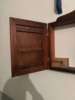 Colgador de llaves de madera con lámina botánica