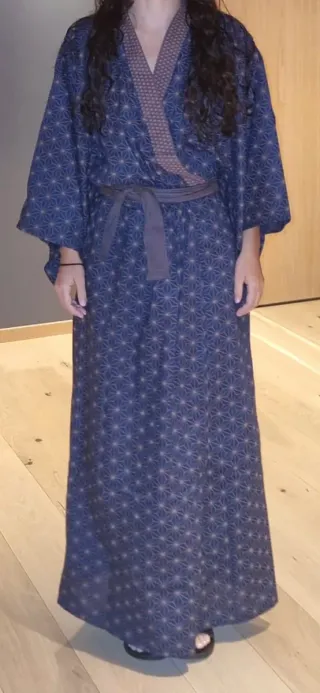 Bata japonesa azul con estampado geométrico