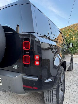 Land Rover Defender 2023