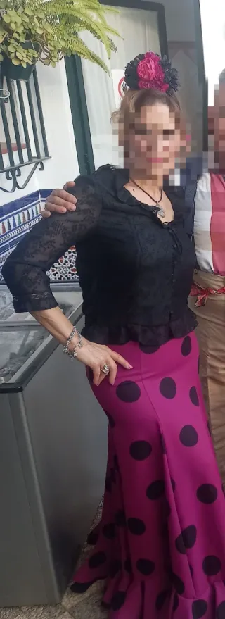 Falda flamenca y blusa negra