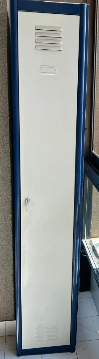 Taquilla metálica azul y blanca