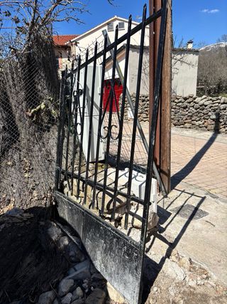 Puerta de hierro forjado