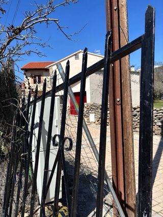 Puerta de hierro forjado