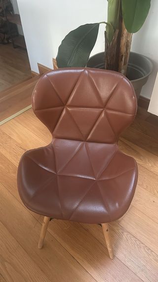 Silla diseño moderno acolchada marrón