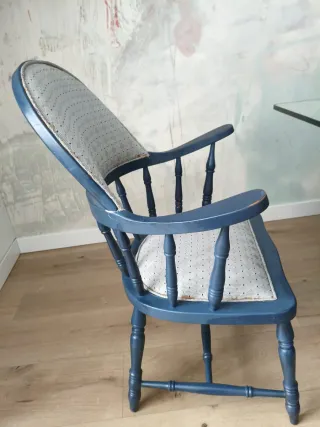 Conjunto de sillas azul de comedor con tapizado.