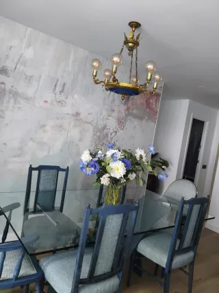 Conjunto de sillas azul de comedor con tapizado.