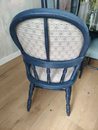 Conjunto de sillas azul de comedor con tapizado.
