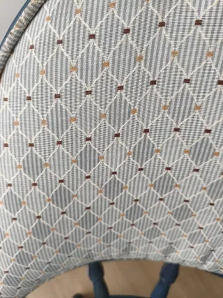 Conjunto de sillas azul de comedor con tapizado.