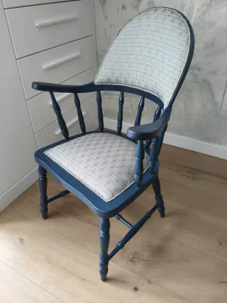 Conjunto de sillas azul de comedor con tapizado.