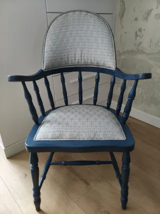 Conjunto de sillas azul de comedor con tapizado.