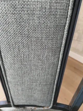 Conjunto de sillas azul de comedor con tapizado.