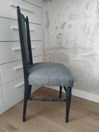 Conjunto de sillas azul de comedor con tapizado.