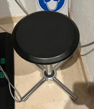 Taburete de metal y polipiel