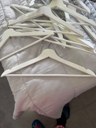 Perchas de madera blancas