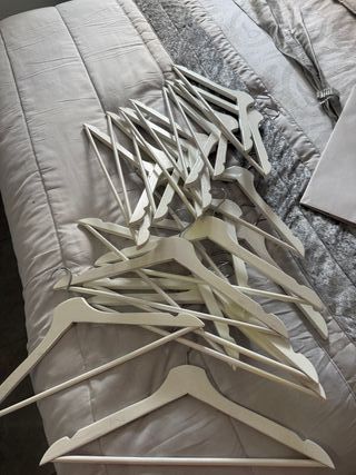 Perchas de madera blancas