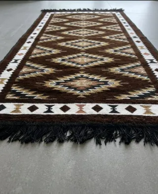 Tappeto etnico marrone con frange