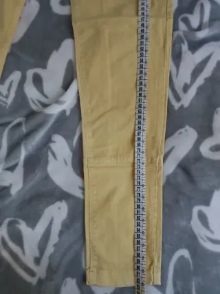 Pantaloni giallini aderenti