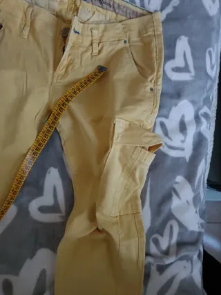 Pantaloni giallini aderenti