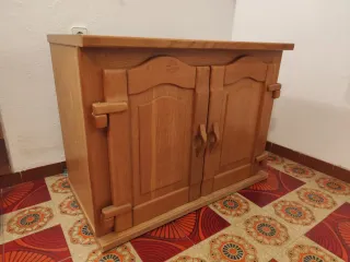 Mueble de madera con puertas