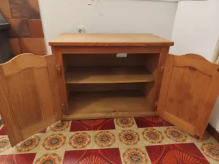 Mueble de madera con puertas
