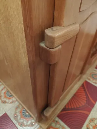 Mueble de madera con puertas