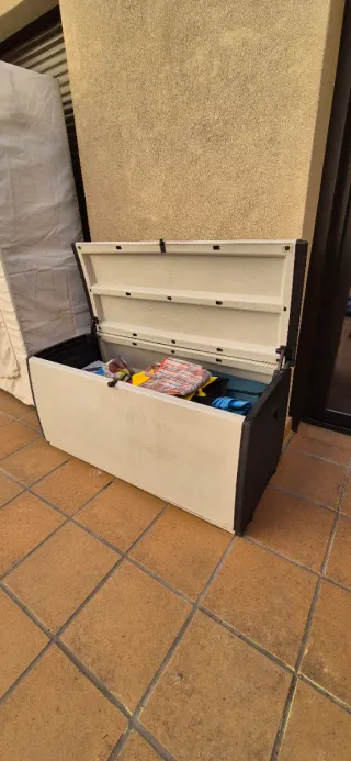 Arcón exterior de plástico beige y negro