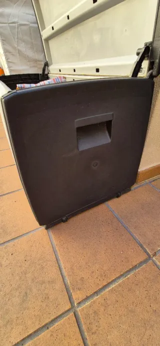 Arcón exterior de plástico beige y negro