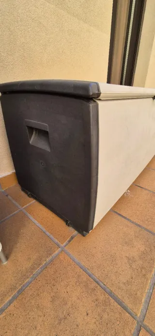 Arcón exterior de plástico beige y negro