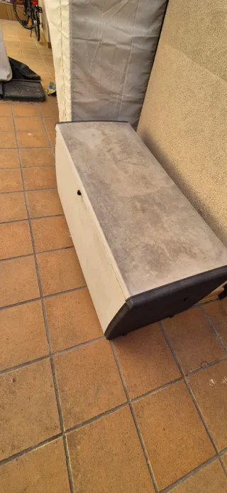 Arcón exterior de plástico beige y negro