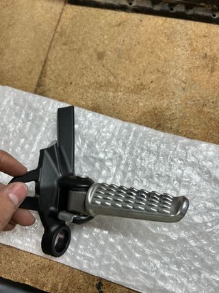 Estribera trasera derecha Kawasaki ZX6R