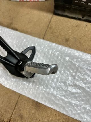 Estribera trasera derecha Kawasaki ZX6R