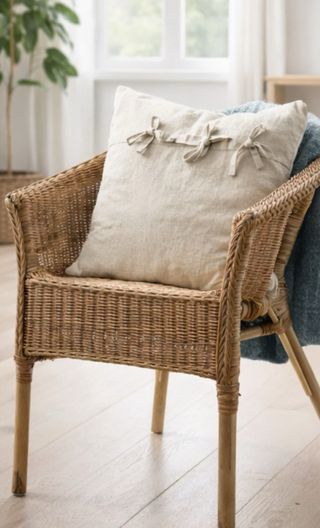 Silla de ratán AGEN con cojin beige a medida.