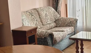 Sofá y sillón de tela con detalles florales