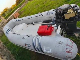 Semirrígida con motor y remolque