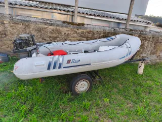 Semirrígida con motor y remolque