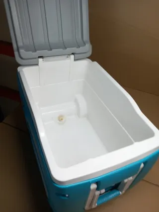 Nevera Pinnacle 47qt con ruedas