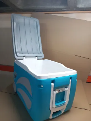 Nevera Pinnacle 47qt con ruedas