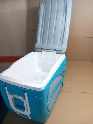 Nevera Pinnacle 47qt con ruedas