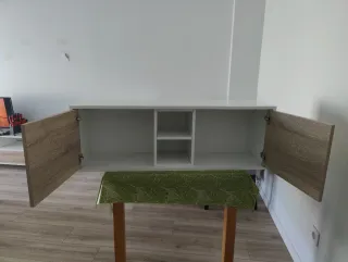 Mueble de pared blanco y madera