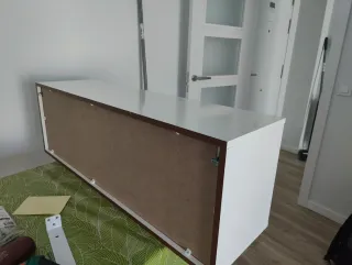 Mueble de pared blanco y madera