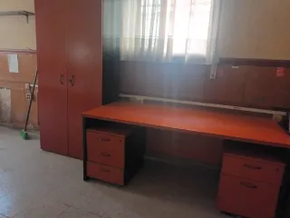 Mesa de oficina, armario y 2 cajoneras