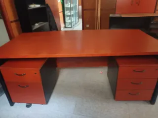Mesa de oficina, armario y 2 cajoneras