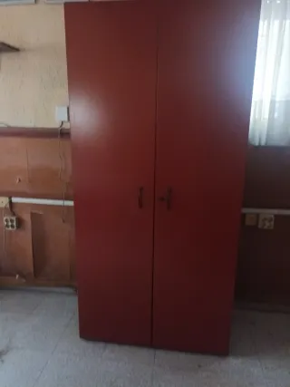 Mesa de oficina, armario y 2 cajoneras