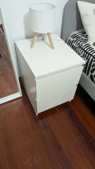 Mesa de noche corrediza blanca