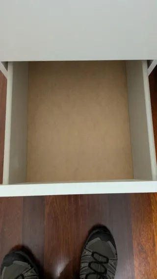 Mesa de noche corrediza blanca